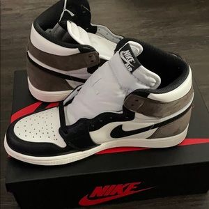 AIR JORDAN 1 RETRO HIGH OG GS 'DARK MOCHA’ SIZE 8.